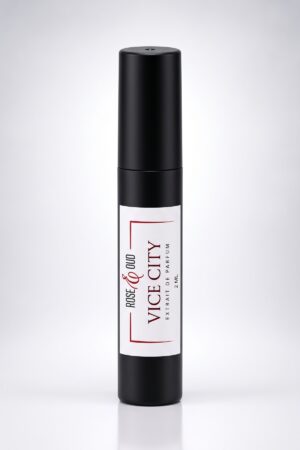 Échantillon 2 ml — Vice City : flacon vaporisateur noir de 2 ml avec étiquette Rose&Oud, sur fond blanc