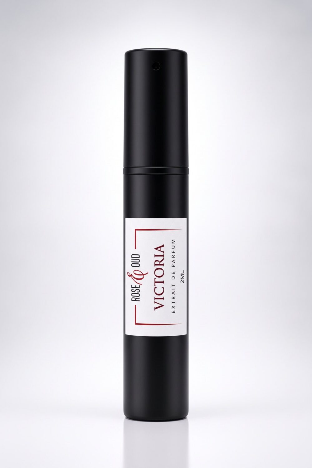 Échantillon 2 ml — Victoria : flacon vaporisateur noir de 2 ml avec étiquette Rose&Oud, sur fond blanc