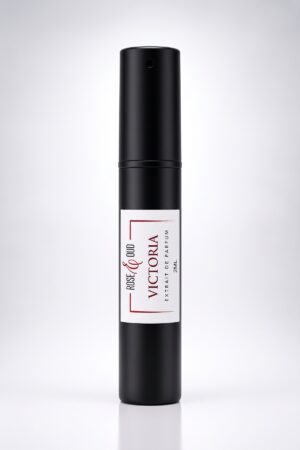 Échantillon 2 ml — Victoria : flacon vaporisateur noir de 2 ml avec étiquette Rose&Oud, sur fond blanc